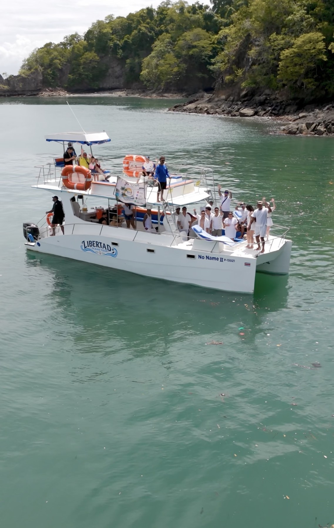 Catamarán durante el tour a Isla Tortuga