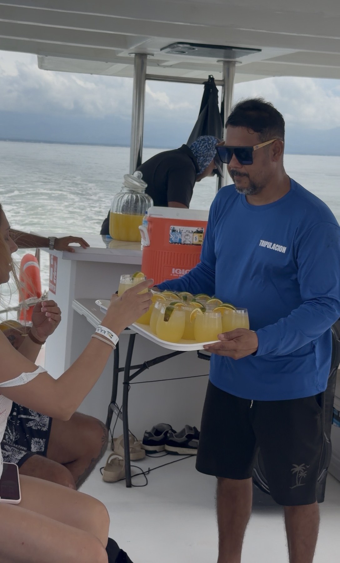 Pasajeros disfrutando del ambiente en el catamarán